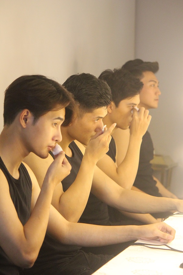Dàn thí sinh The Face khoe vòng 1 gợi cảm trước phần thi thử thách mặt mộc Dàn thí sinh The Face khoe vòng 1 gợi cảm trước phần thi thử thách mặt mộc